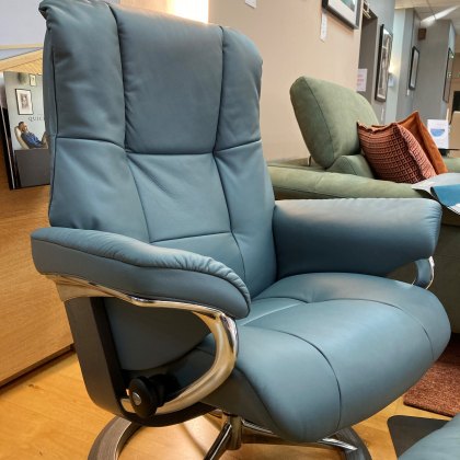 Stressless Mayfair (M) with Signature Base and Footstool Clearance